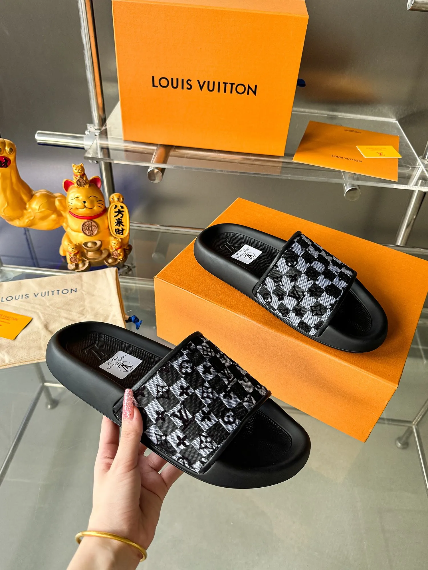 [L Home] P: 300💰 ▪️Shoe size: Women's 35-40 Men's 38-46▪️Packaging: Counter top quality~original packaging Louis Vuitton lv couple's monogram embossed slippers This season, Waterfront sandals return with a new look, and the upper buckle is embossed with Louis Vuitton's iconic Monogram pattern. Made of waterproof rubber with a comfortable and resilient insole. The lightweight, flexible outsole is embossed with the Louis Vuitton logo. Exquisitely packaged at the delivery counter 🛍📦 ▪️Fabric: Original molded rubber foam ▪️Sole: Original molded rubber foam outsole ▪️Sole thickness: 3CM.